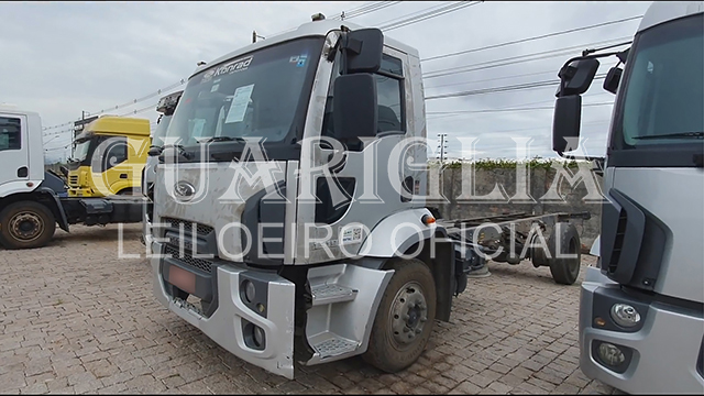 LOTE 008 - Ford Cargo 1319 C Fechada 2013